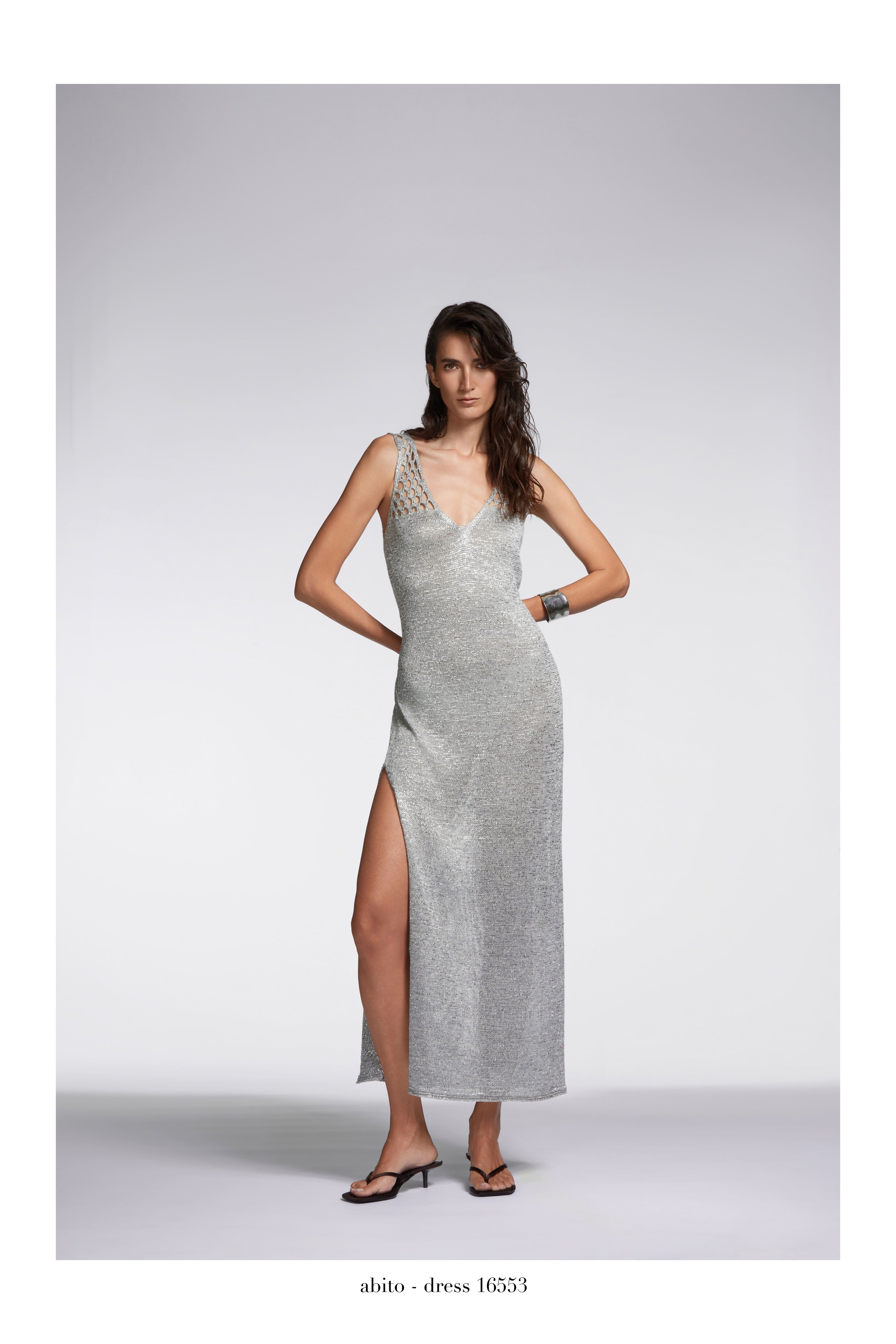 ABITO LUNGO CON TRAFORI