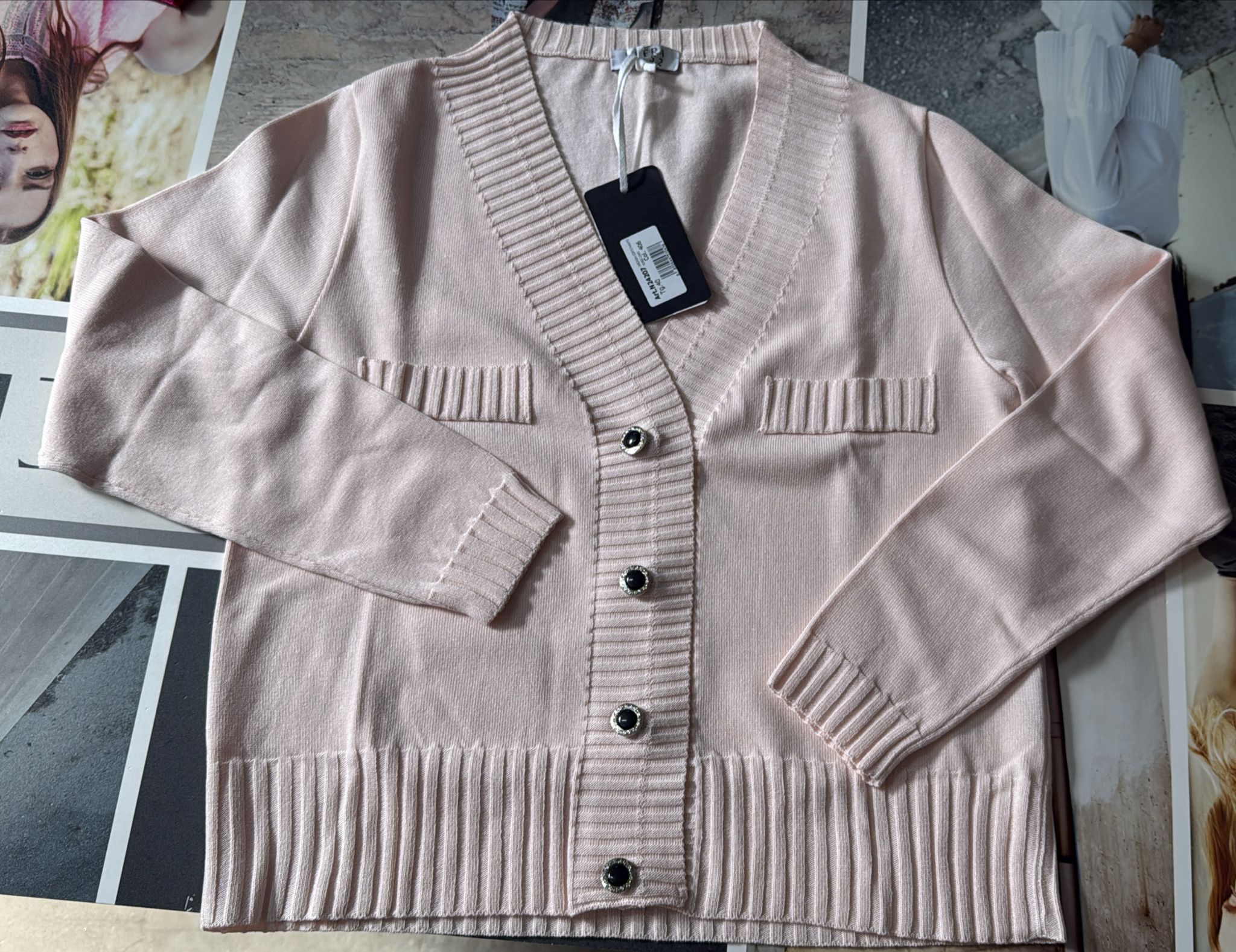 Cardigan corto rasato bordi links con bottone gioiello